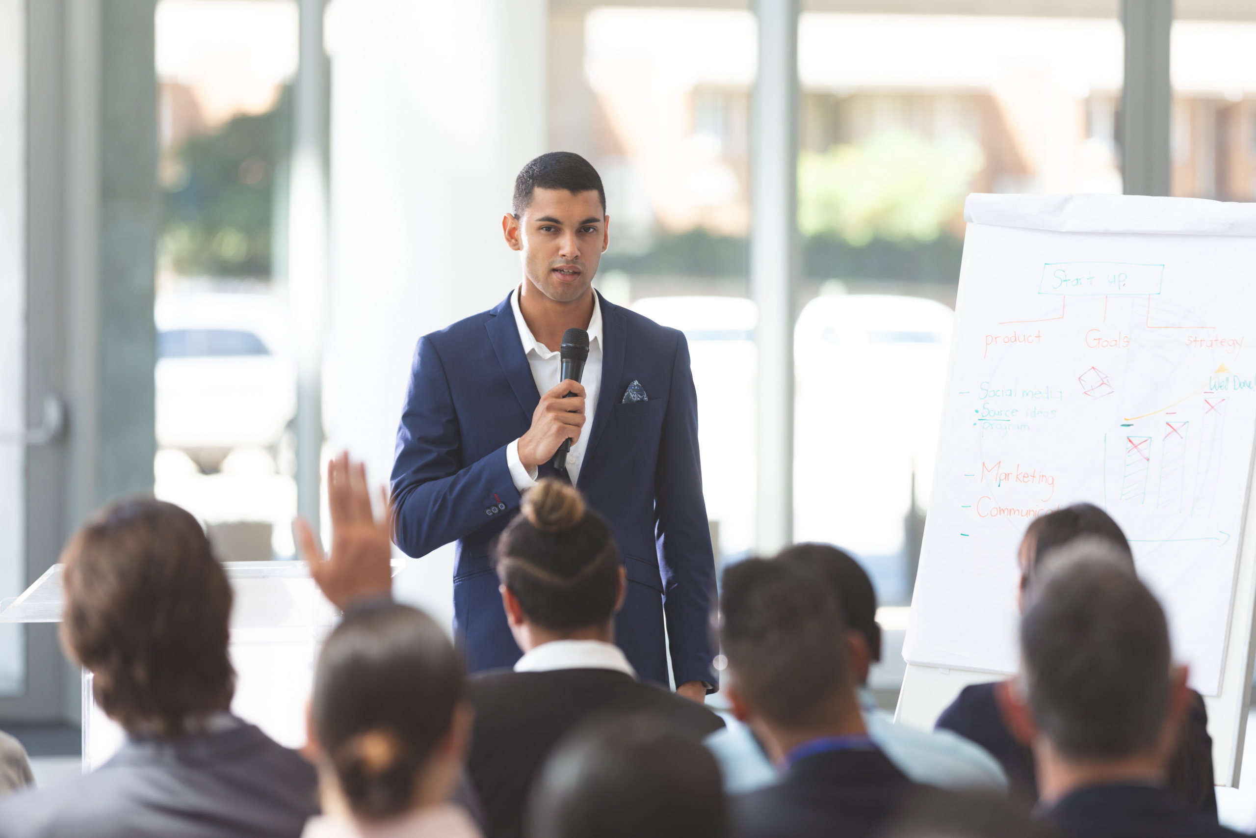 Persoon oefent spreken voor een groep als onderdeel van exposure bij spreekangst