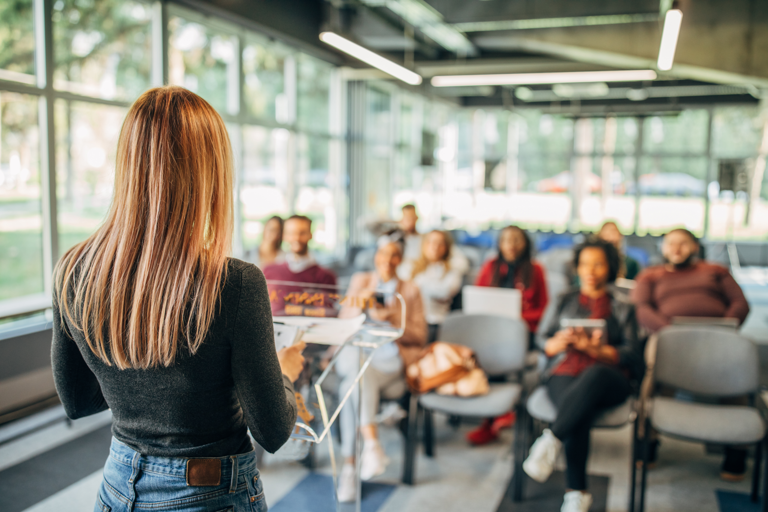 Persoon presenteert voor een groep