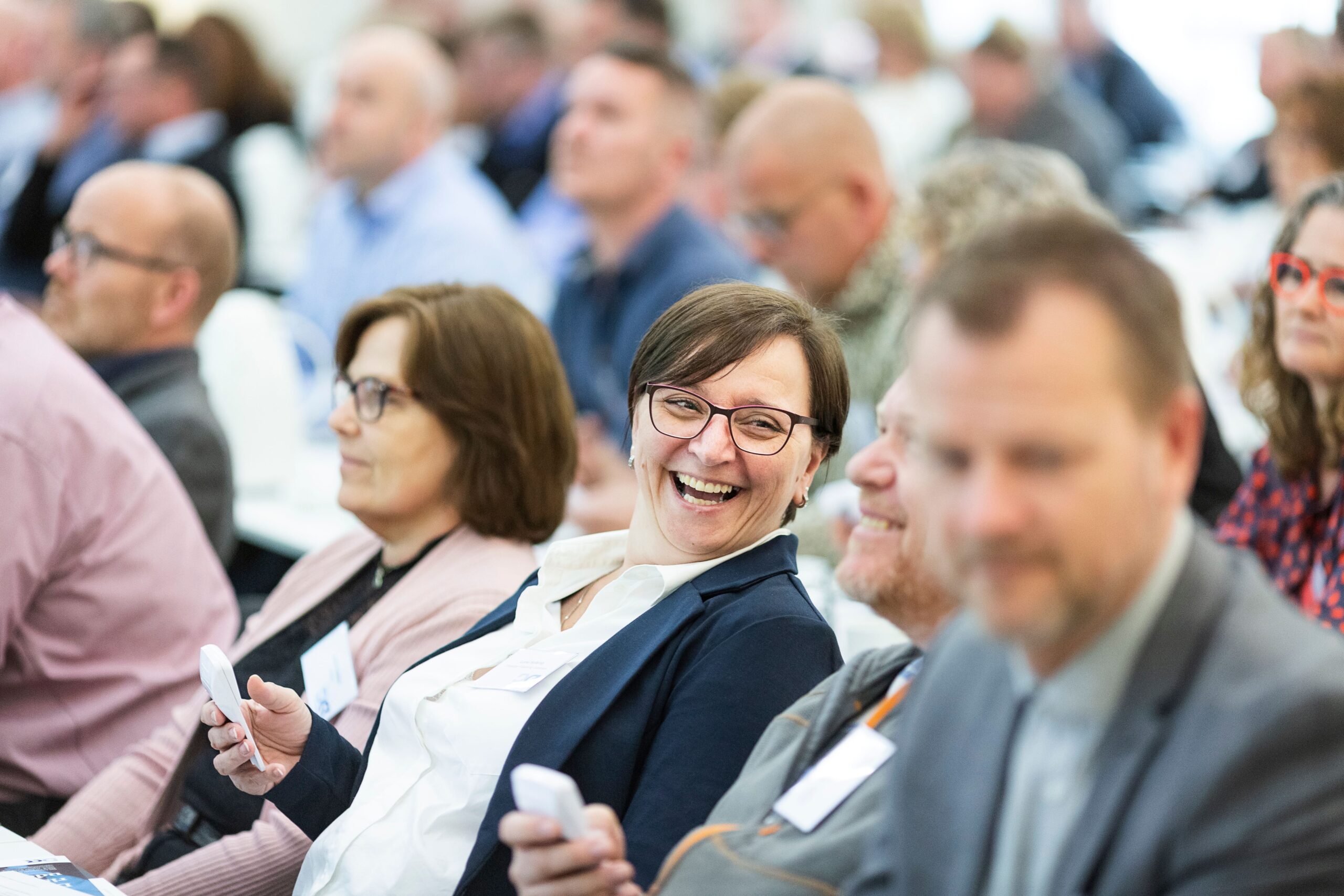 Grote groep mensen in een zaal