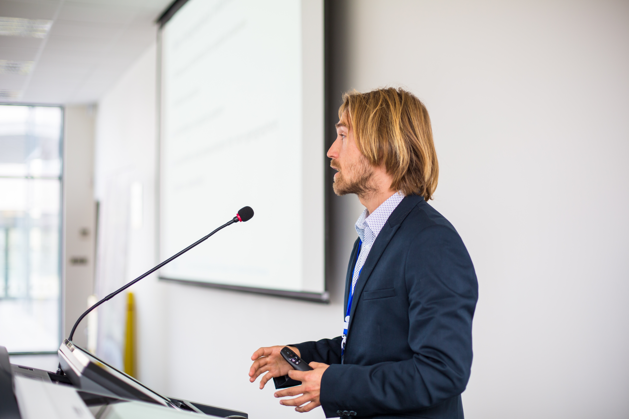 Professional geeft een sterke pitch aan collega's in een vergaderruimte
