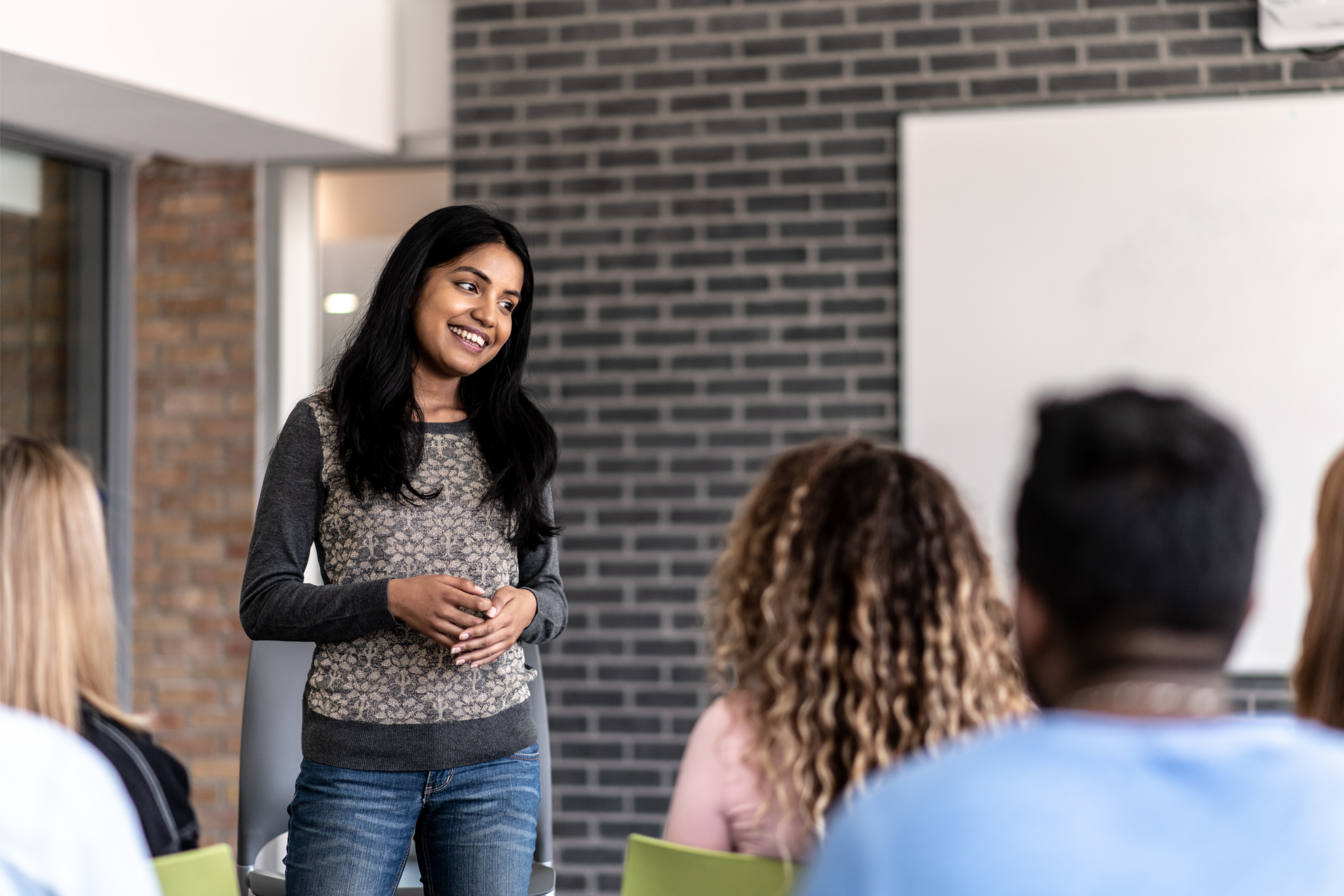 Persoon presenteert als introvert voor collega's in een rustige professionele omgeving