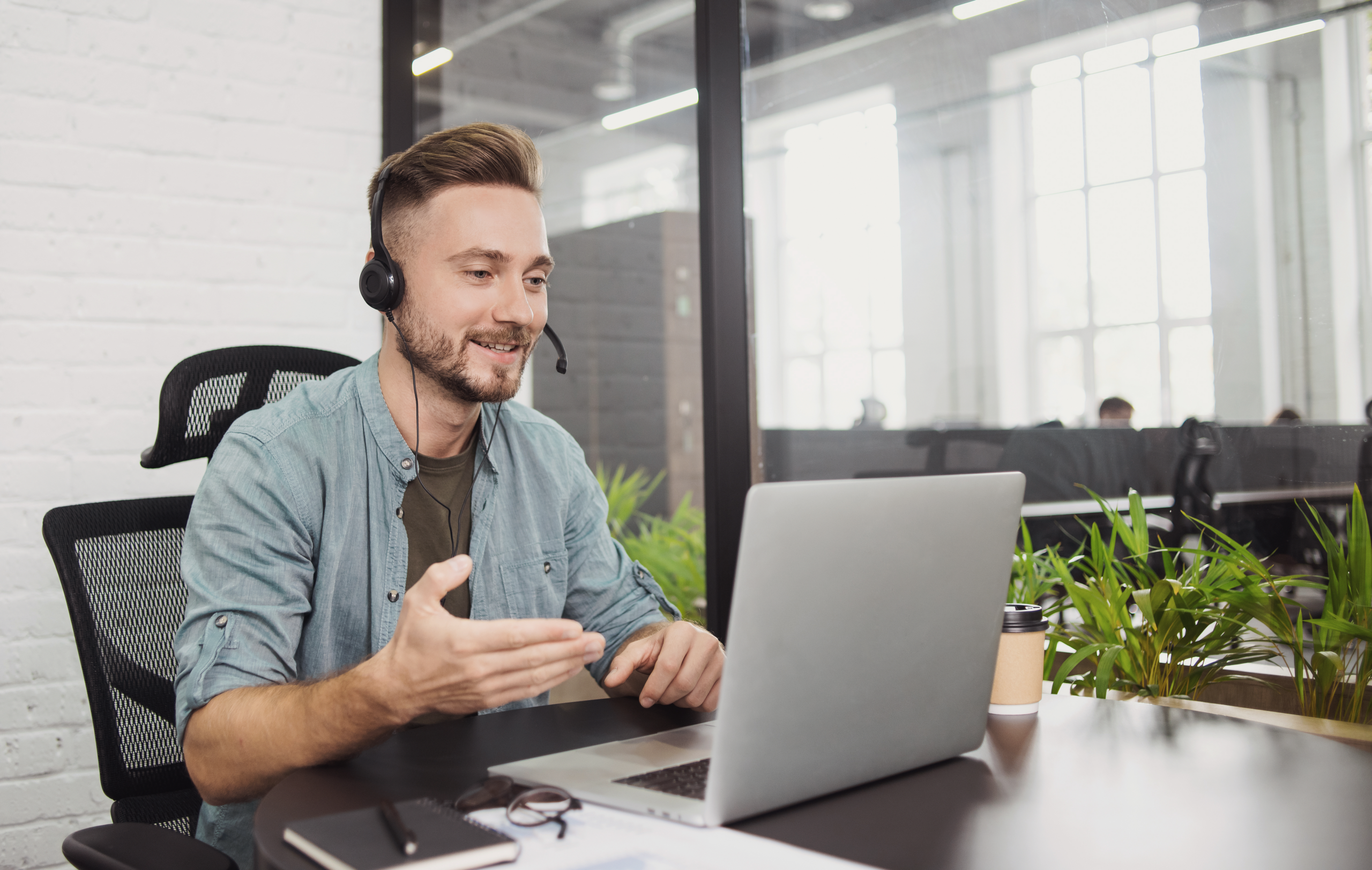 Persoon spreekt zelfverzekerd tijdens een webinar achter laptop met webcam