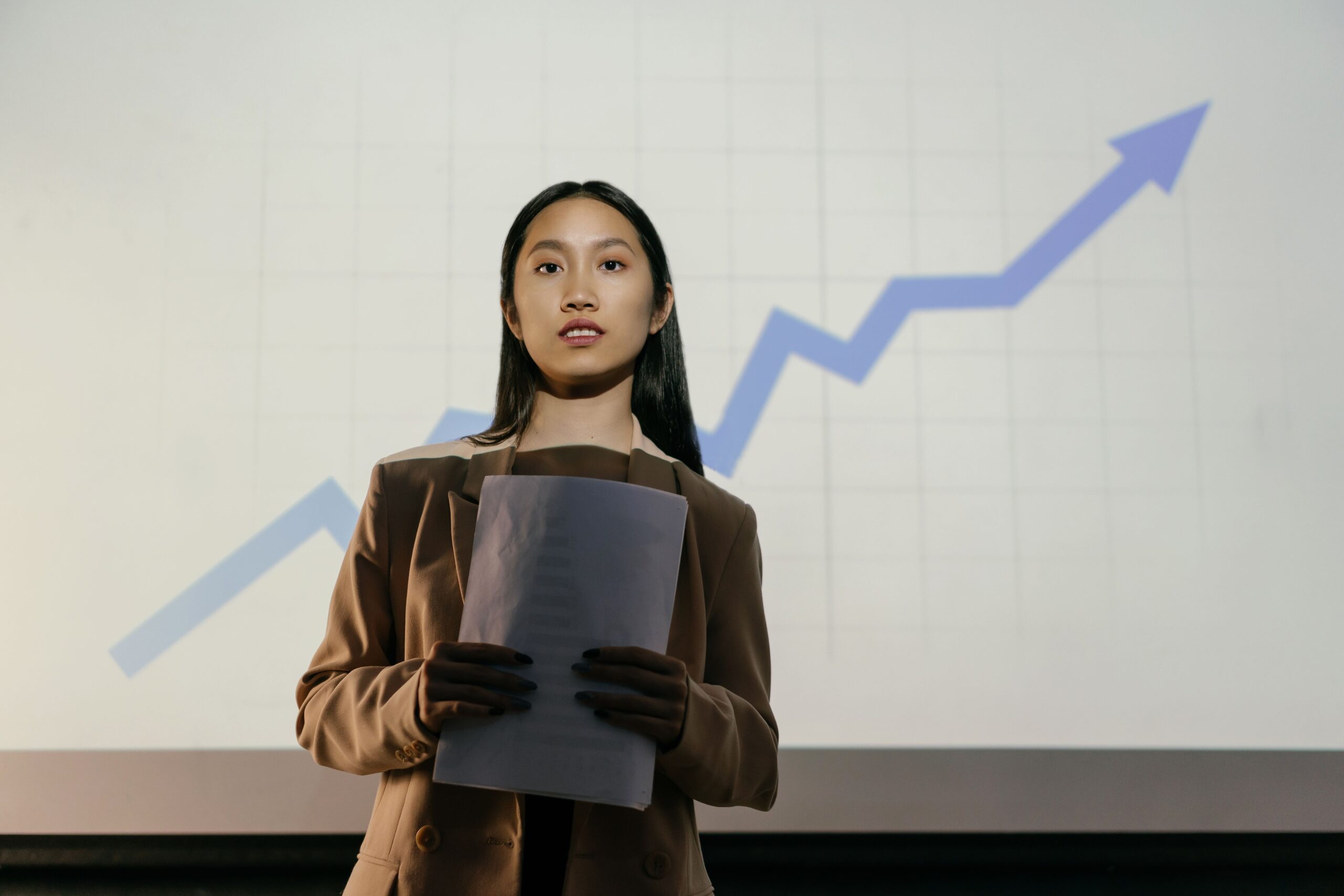 Persoon die rustig leert spreken door bewust te ademen voor een presentatie