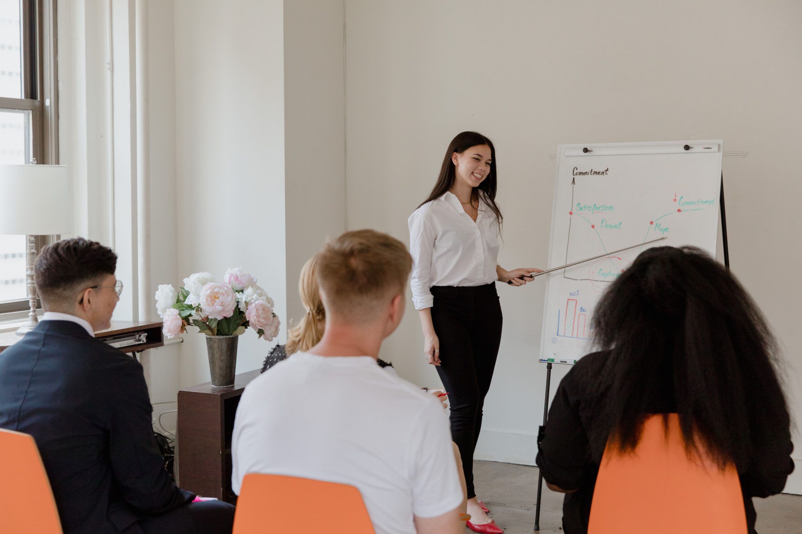 Persoon die overtuigend spreekt voor een kleine groep in een professionele omgeving