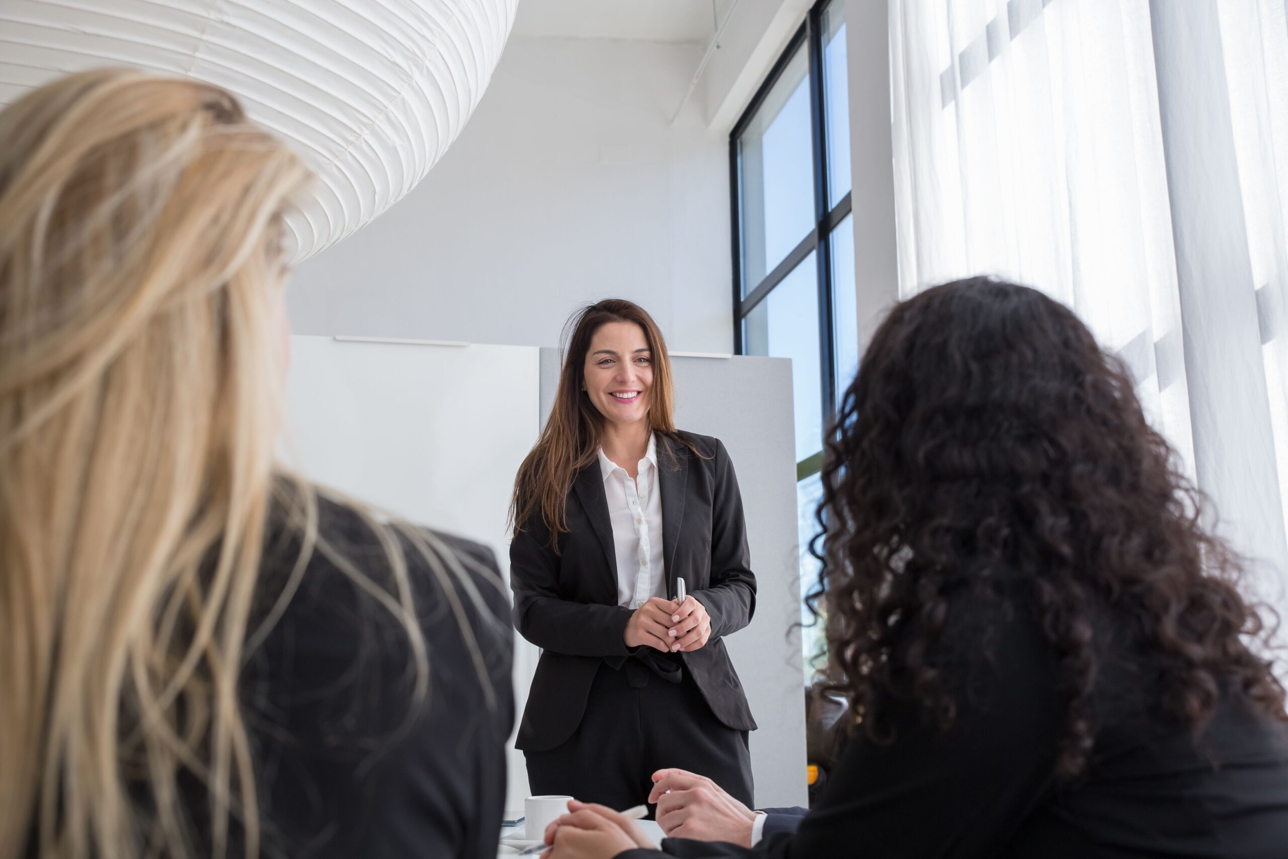 Professional met executive presence tijdens een presentatie voor een groep collega's