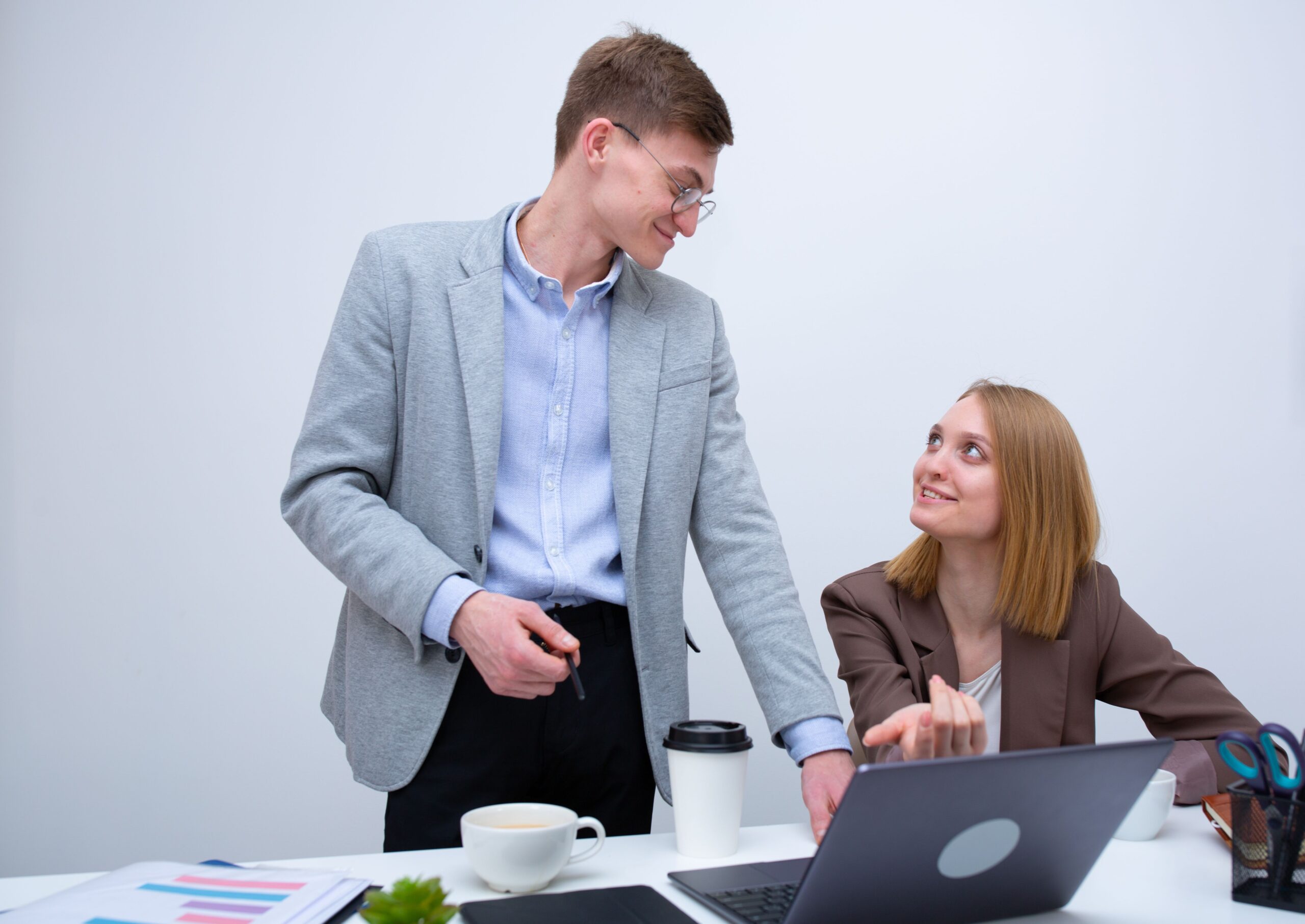 Professional die overtuigt zonder formele macht tijdens een collegegesprek