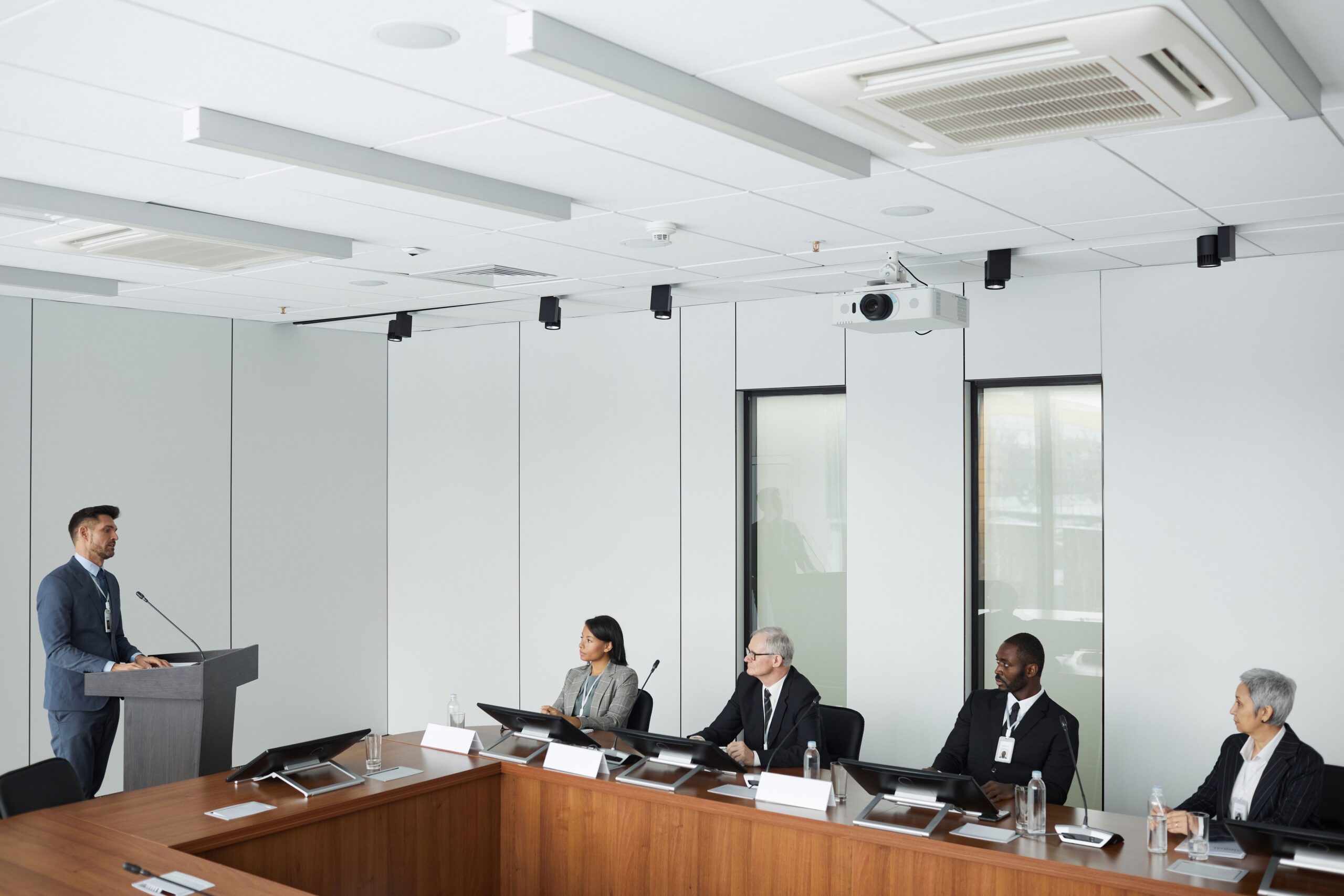 Professional presenteert aan de directie in een moderne vergaderruimte